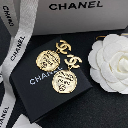 Vintage-Alphabet-Ohrringe, unregelmäßig geformt