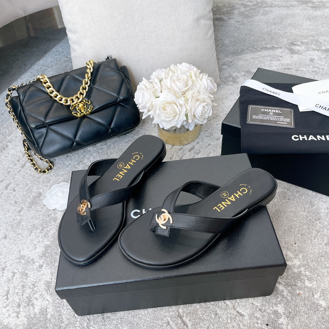 Modische schlichte Zehentrenner-Sandalen