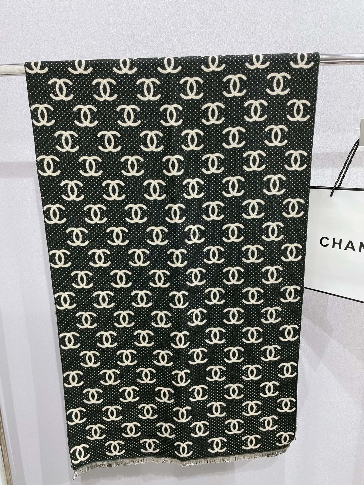 Temperament Logo Jacquard Schal mit kleiner fransiger Kante