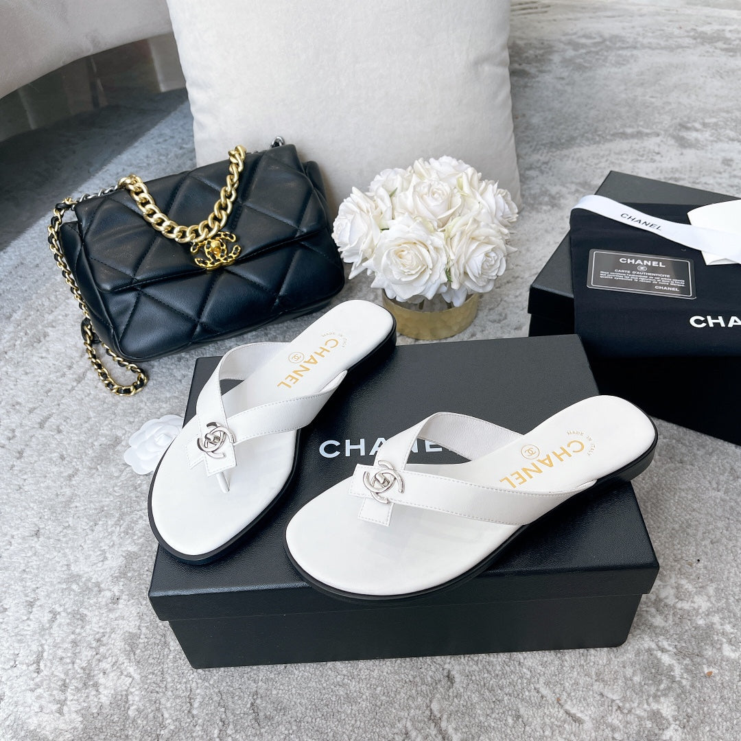 Modische schlichte Zehentrenner-Sandalen