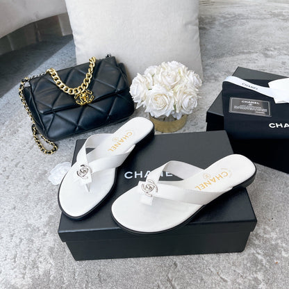Modische schlichte Zehentrenner-Sandalen