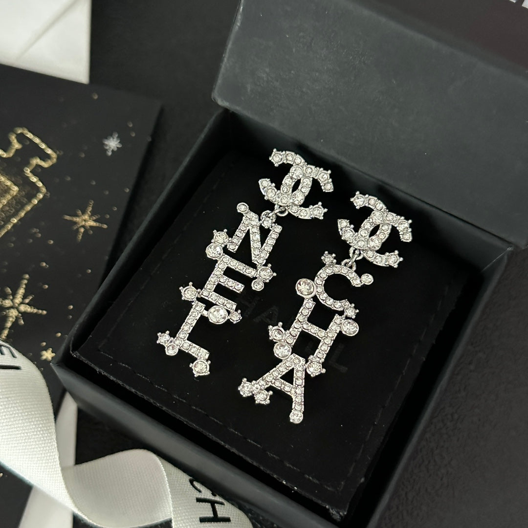 Ohrhänger mit Diamanten und Buchstabensignatur