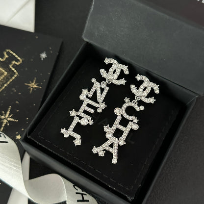 Ohrhänger mit Diamanten und Buchstabensignatur