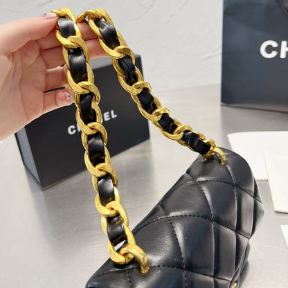 Mini-Umhängetasche mit Kette