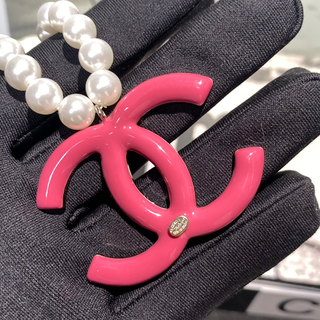 Halskette mit Pink Diamond Logo und Perlen