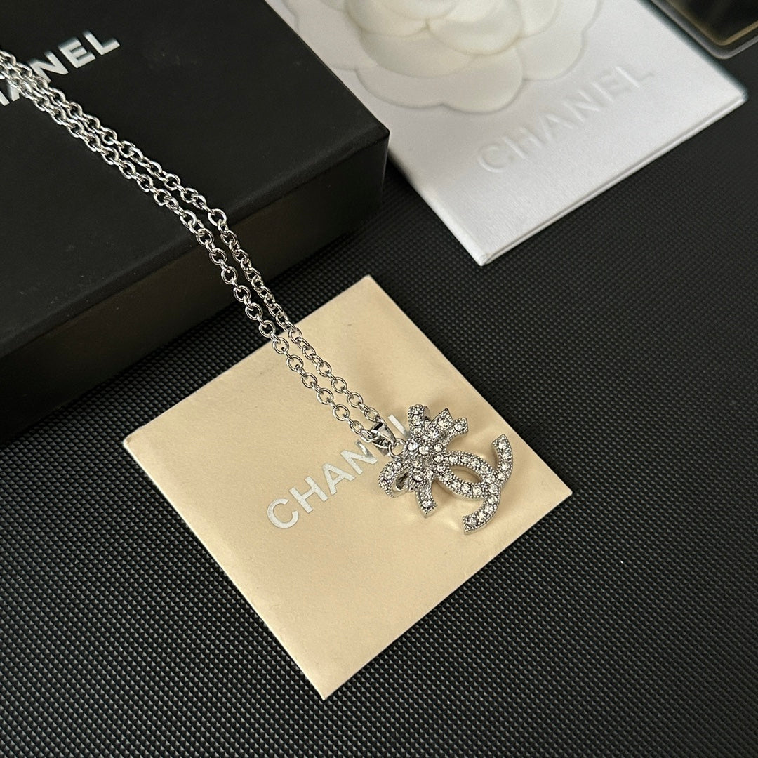 Halskette mit Diamantschleifen-Logo-Anhänger