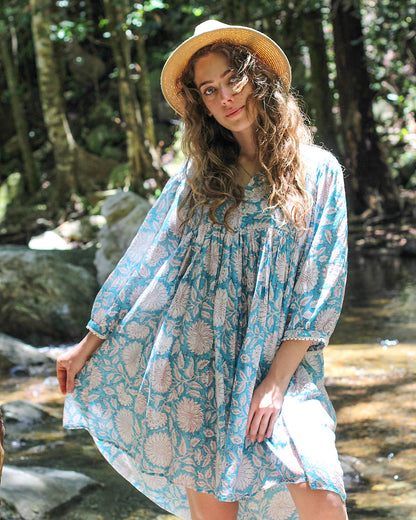 Hawa kurzes Kleid mit Sonnenblumenmuster auf Hellblau