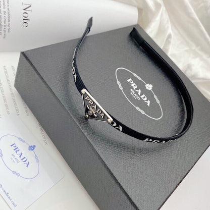 Stirnband mit Logo in Form eines schmalen Dreiecks