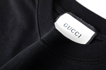 Klassisches besticktes T-Shirt