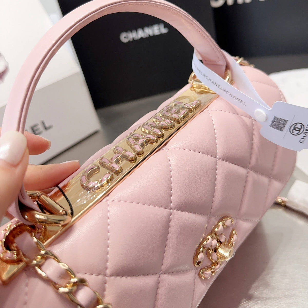 Trendige Überschlagtasche mit Henkel