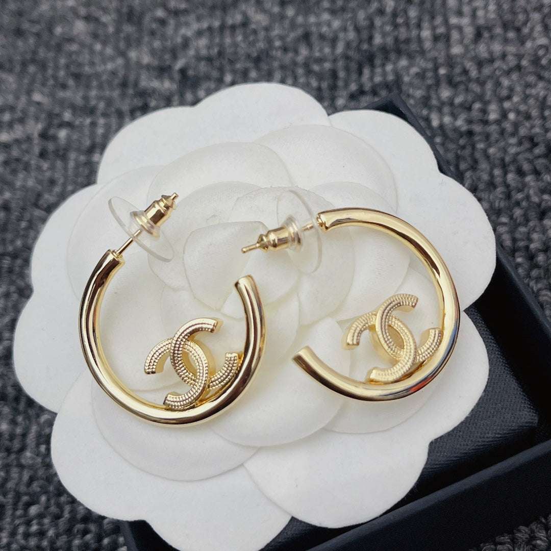 Premium Goldene Halbreifenohrringe