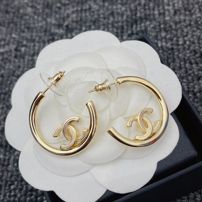 Premium Goldene Halbreifenohrringe