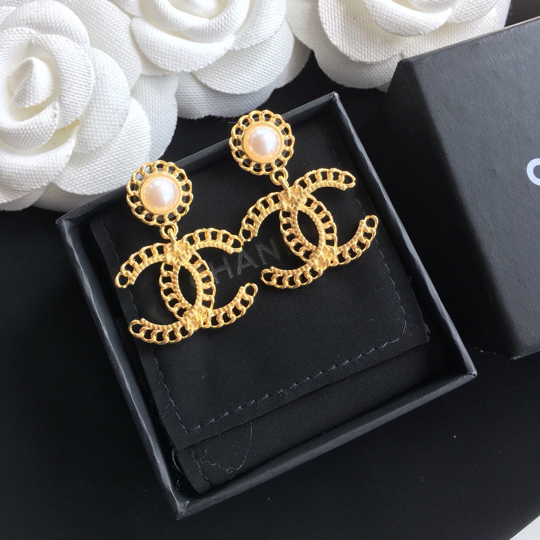 Elegante goldfarbene Perlenohrringe