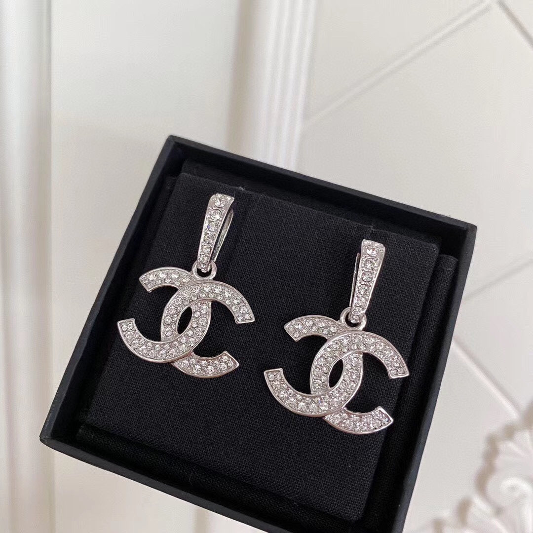 Ohrringe mit Diamant-Signatur-Besatz