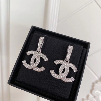 Ohrringe mit Diamant-Signatur-Besatz