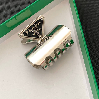 Dreieckiges Logo Metall-Haarspange