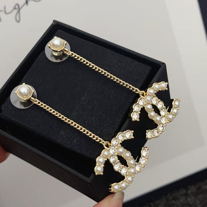 Ohrringe mit Diamanten und Perlen