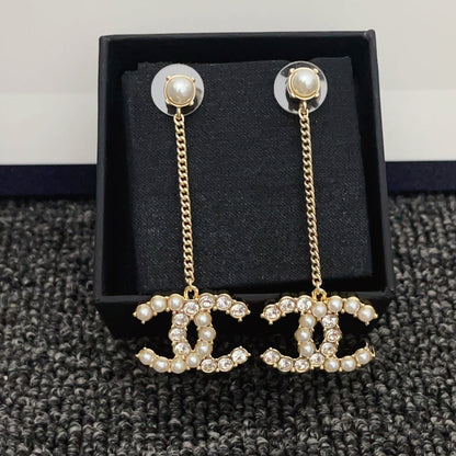 Ohrringe mit Diamanten und Perlen