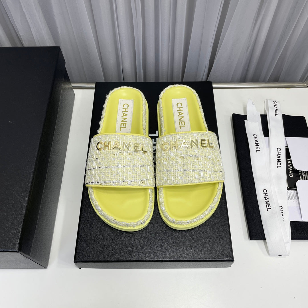 Trendige klassische flache Sandalen