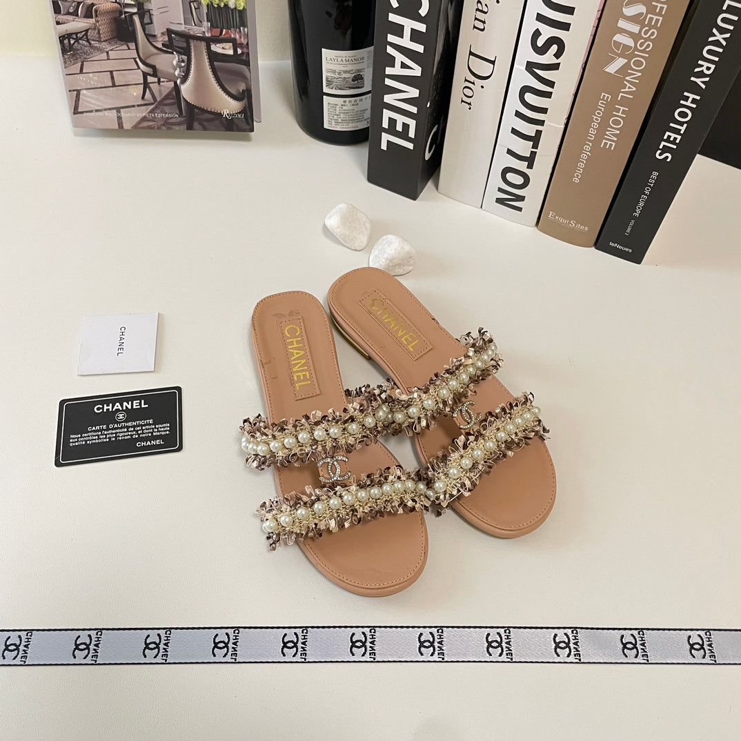 Elegante flache Pantoletten mit doppelten Riemen und Perlen