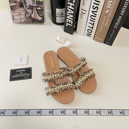Elegante flache Pantoletten mit doppelten Riemen und Perlen