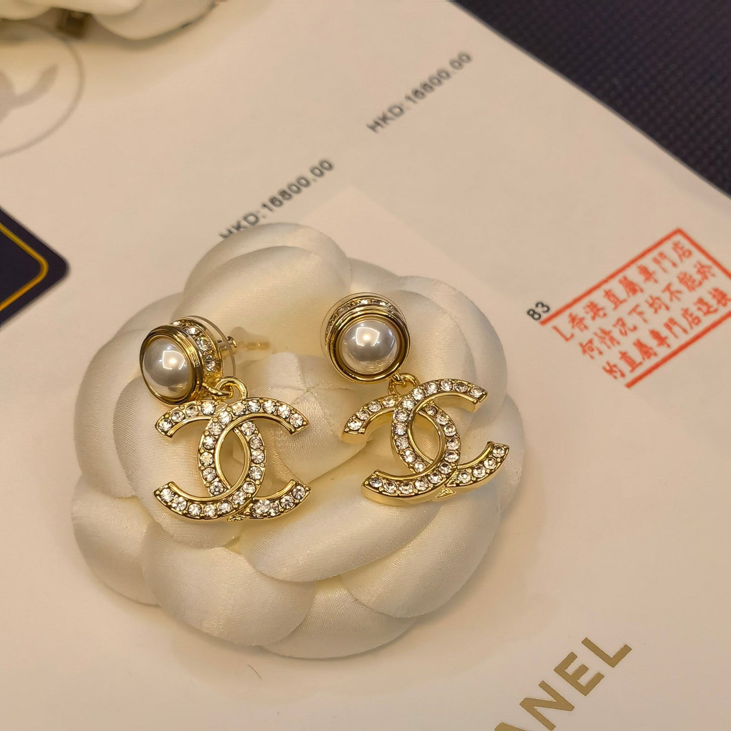 Glitzernde klassische Perlen- und Diamantohrringe