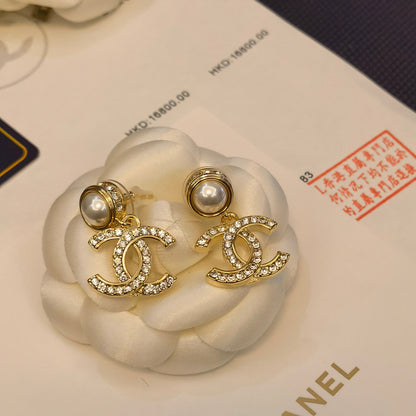 Glitzernde klassische Perlen- und Diamantohrringe