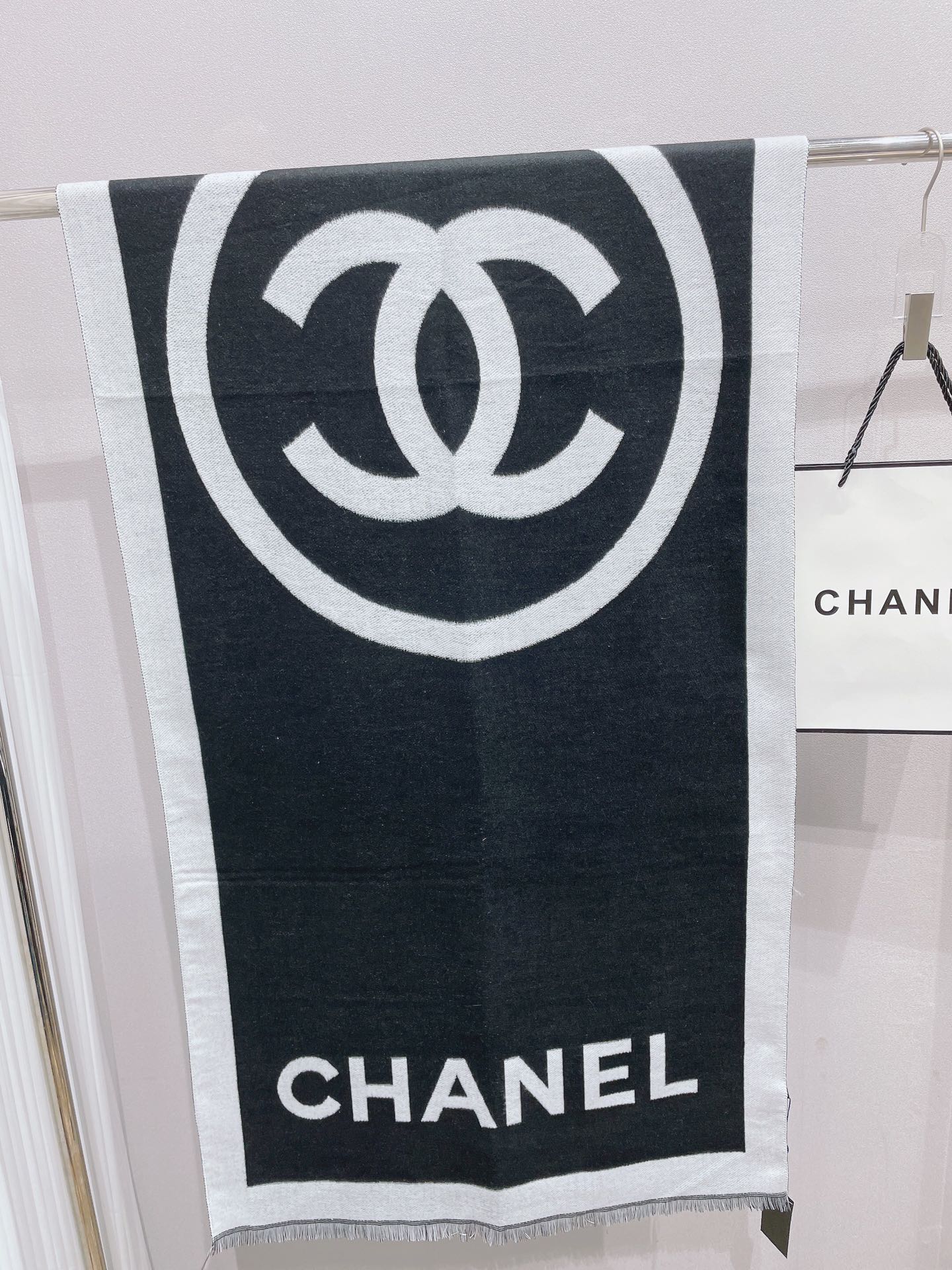 Klassischer Schal mit großem Logo
