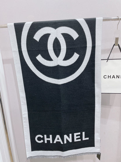 Klassischer Schal mit großem Logo