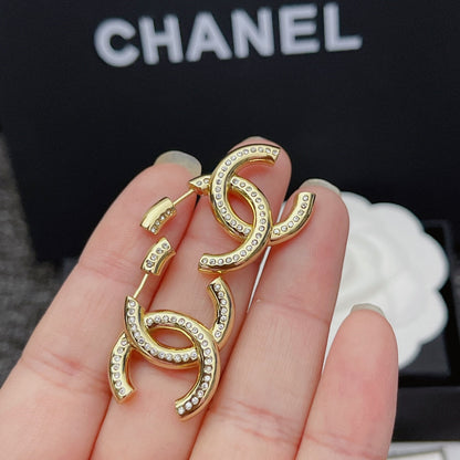 Elegante Ohrringe mit Diamant-Gold-Logo