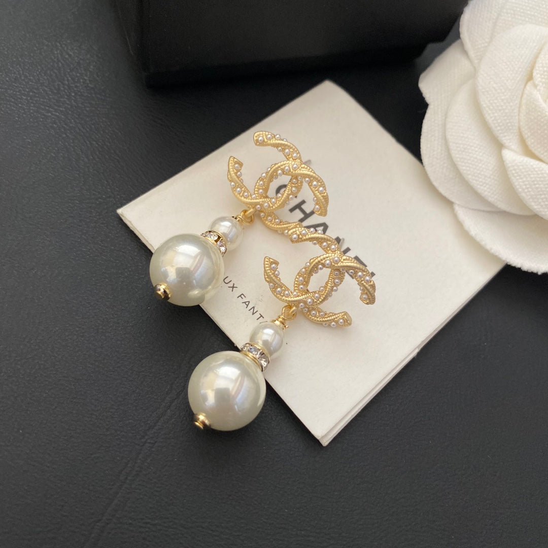 Temperament-Logo-Ohrringe mit Perle