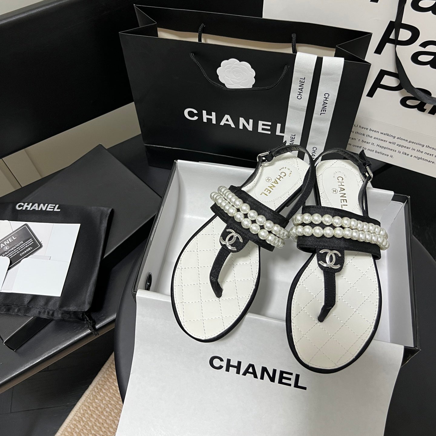 Modische Perlen-Flip-Flops-Sandalen
