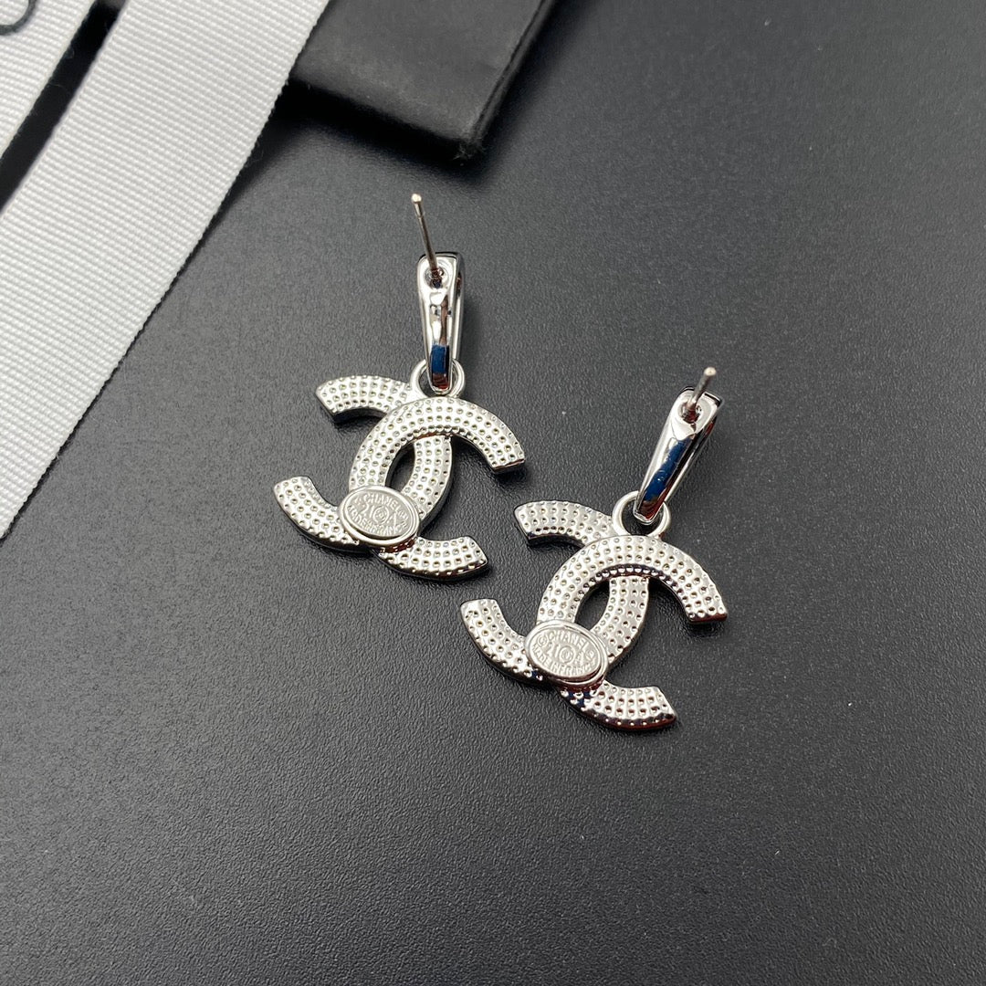 Ohrringe mit Diamant-Signatur-Besatz