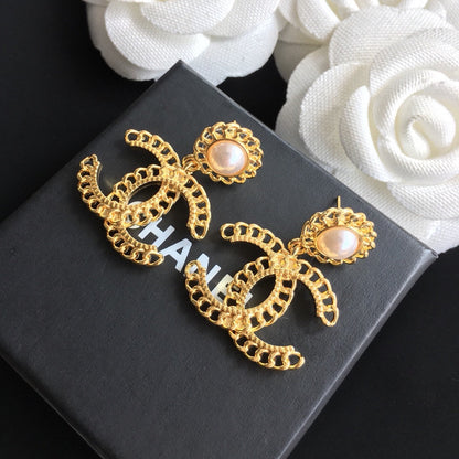 Elegante goldfarbene Perlenohrringe