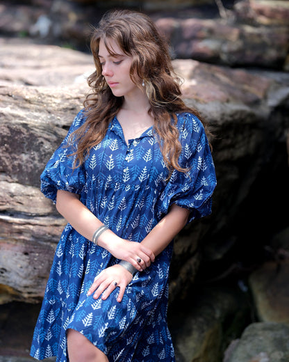 Neera kurzes Kleid in Neela