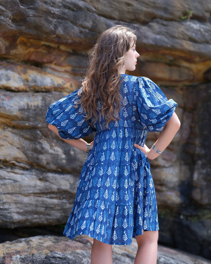 Neera kurzes Kleid in Neela