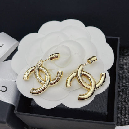 Elegante Ohrringe mit Diamant-Gold-Logo