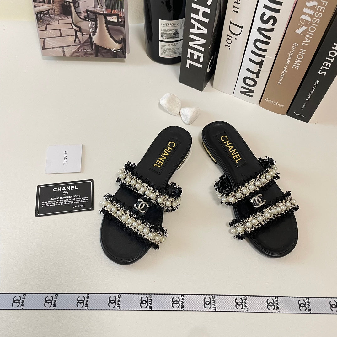 Elegante flache Pantoletten mit doppelten Riemen und Perlen
