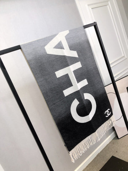 Schal mit großem Logo und Farbverlauf