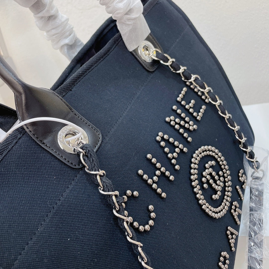 Tragetasche mit Perlenstickerei-Kette