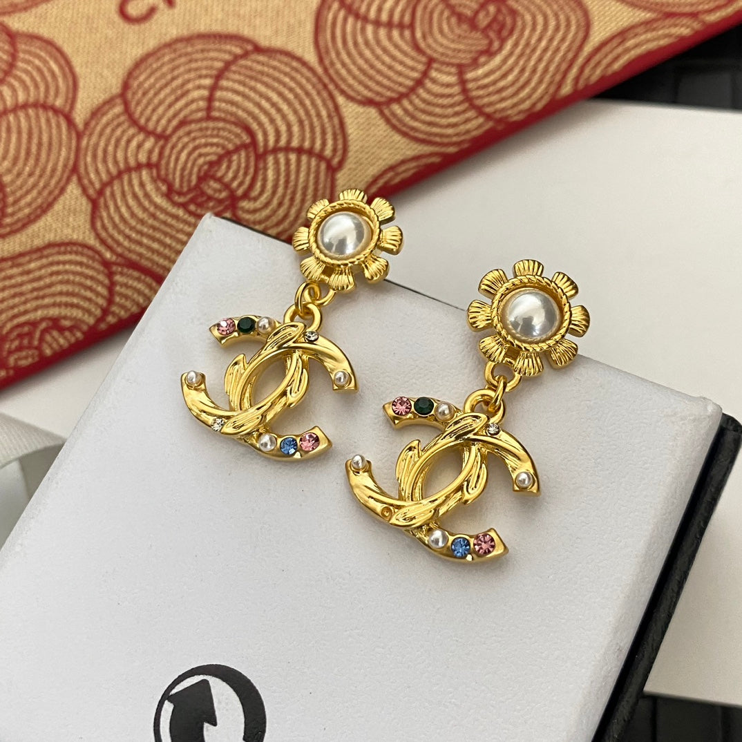 Trendige goldene Blumenohrringe