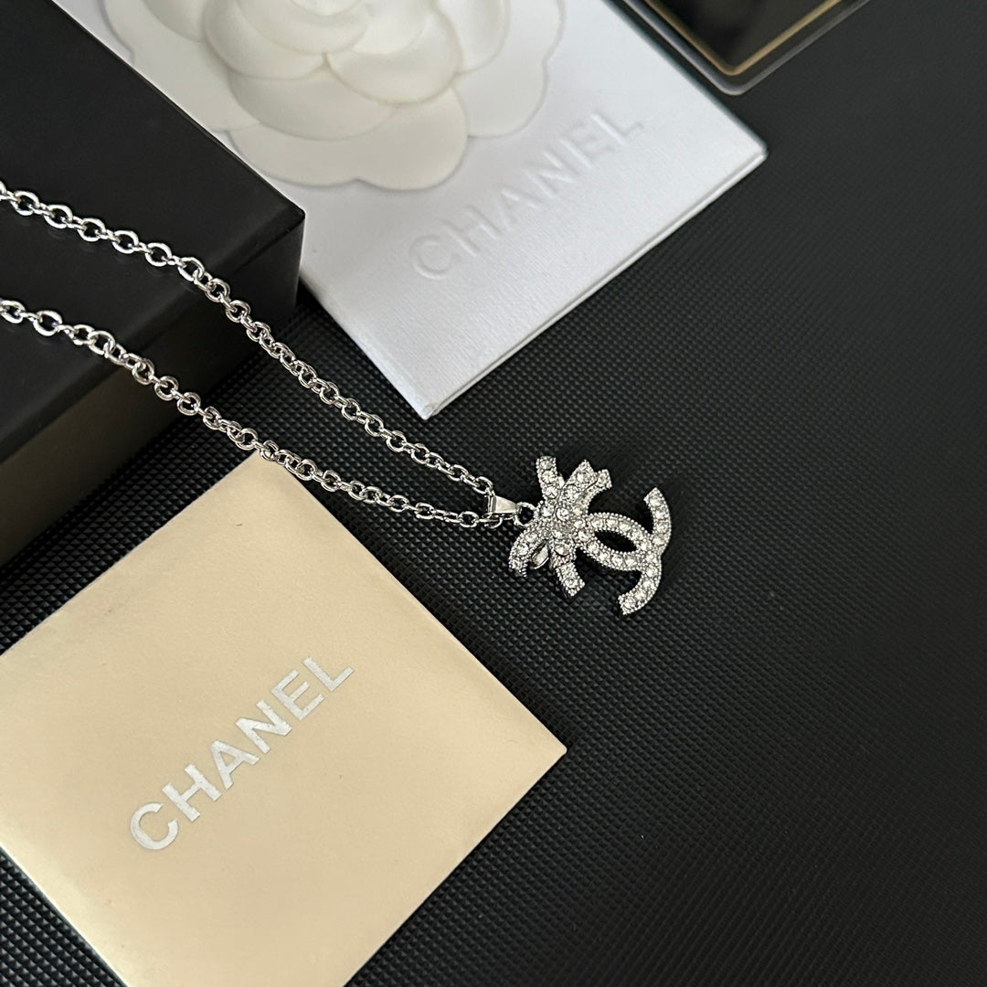 Halskette mit Diamantschleifen-Logo-Anhänger
