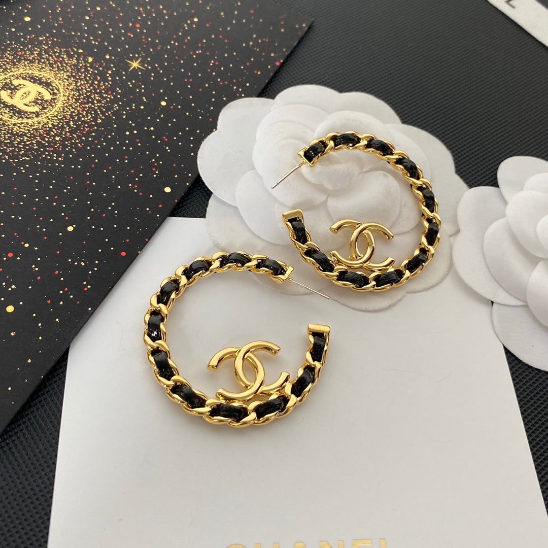 Goldstecker mit schwarzen Lederreifen-Ohrringen