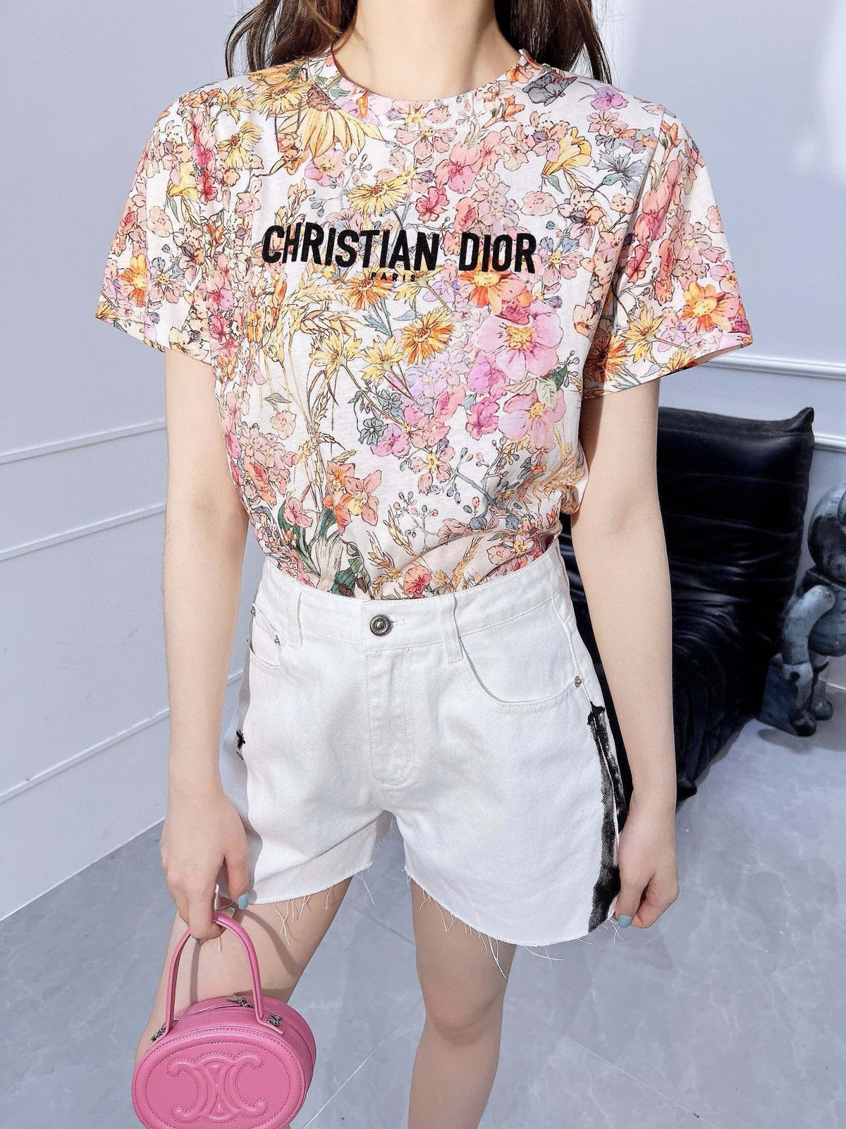 Buntes T-Shirt mit Blumenmuster
