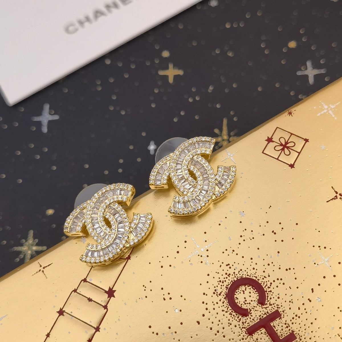 Elegante und klassische Logo-Ohrringe für Damen