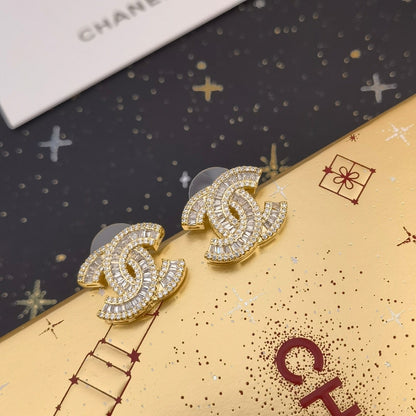 Elegante und klassische Logo-Ohrringe für Damen