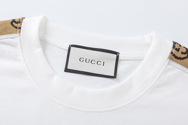 Klassisches besticktes T-Shirt