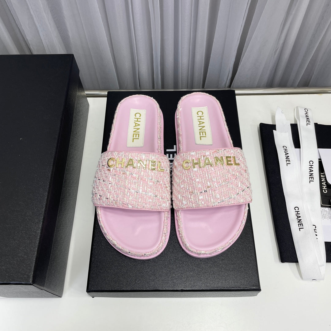Trendige klassische flache Sandalen