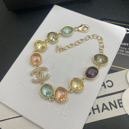 Armband mit farbigen Glasperlen