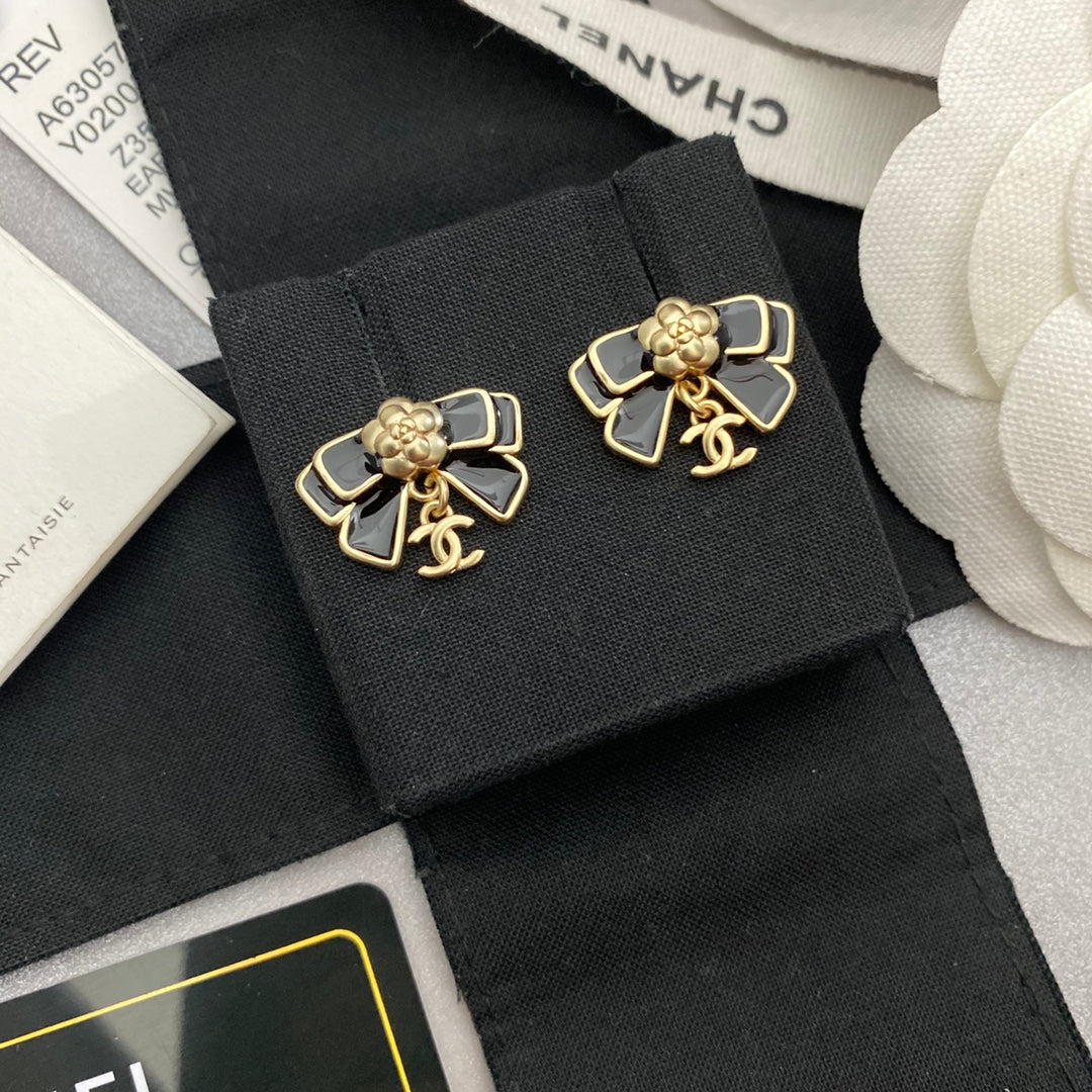 Emaille-Kamelienschmuck